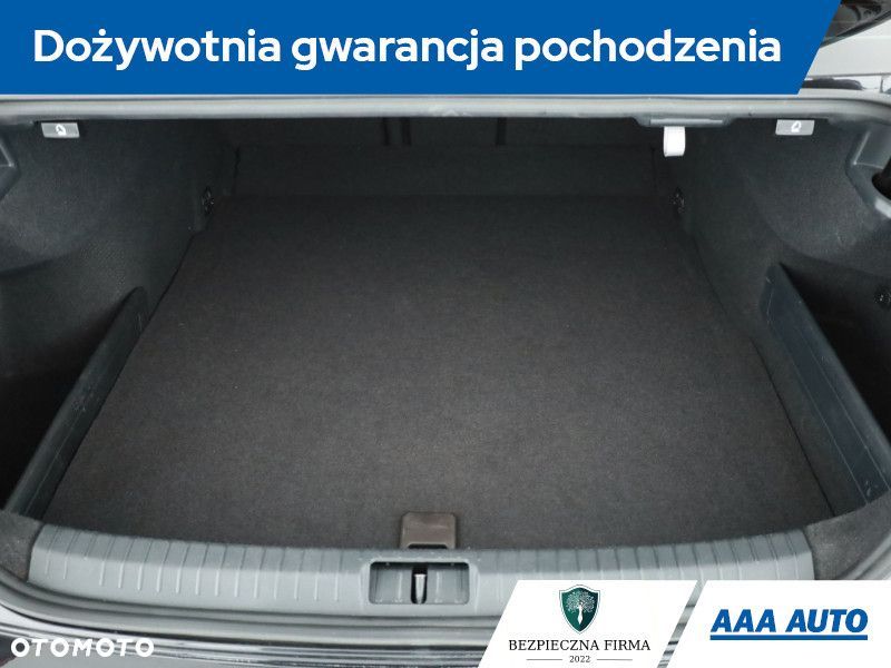 Volkswagen Passat - 12