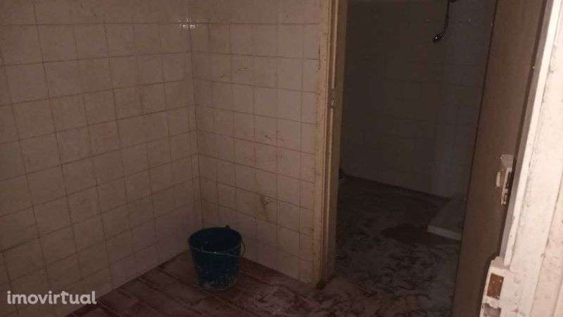 Arrenda Armazém Reboleira/Damaia ( fiador com bem imovel) - Grande imagem: 5/7