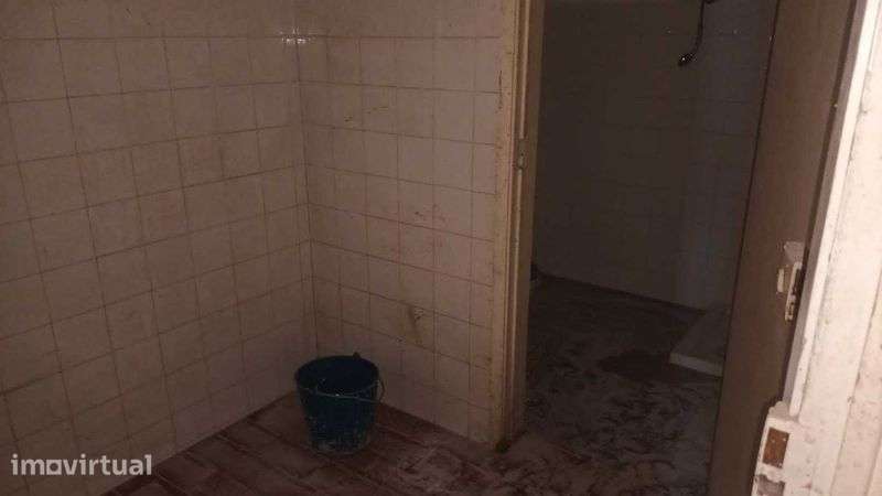 Arrenda Armazém Reboleira/Damaia ( fiador com bem imovel) - Grande imagem: 5/7