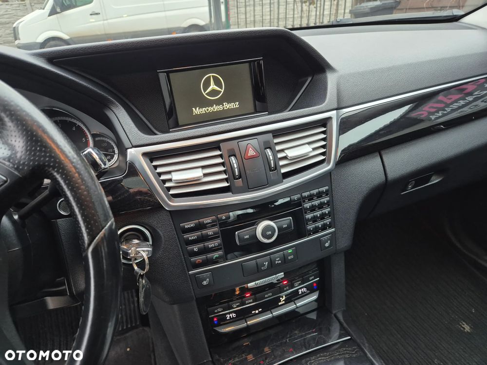 Mercedes-Benz Klasa E 200 CDI DPF BlueEFFICIENCY 7G-TRONIC Avantgarde - 23