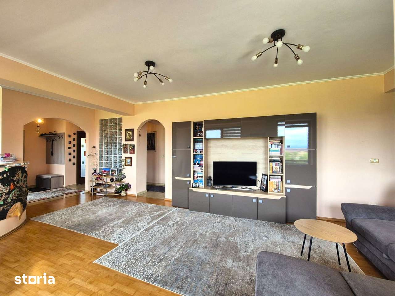 Tractoru, zonă liniștită de case, apartament spațios 3 camere cu garaj — fotografia 2
