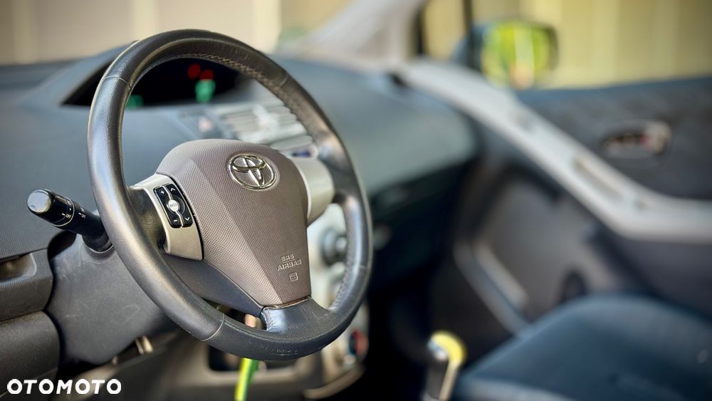 Toyota Yaris 1.3 - 9