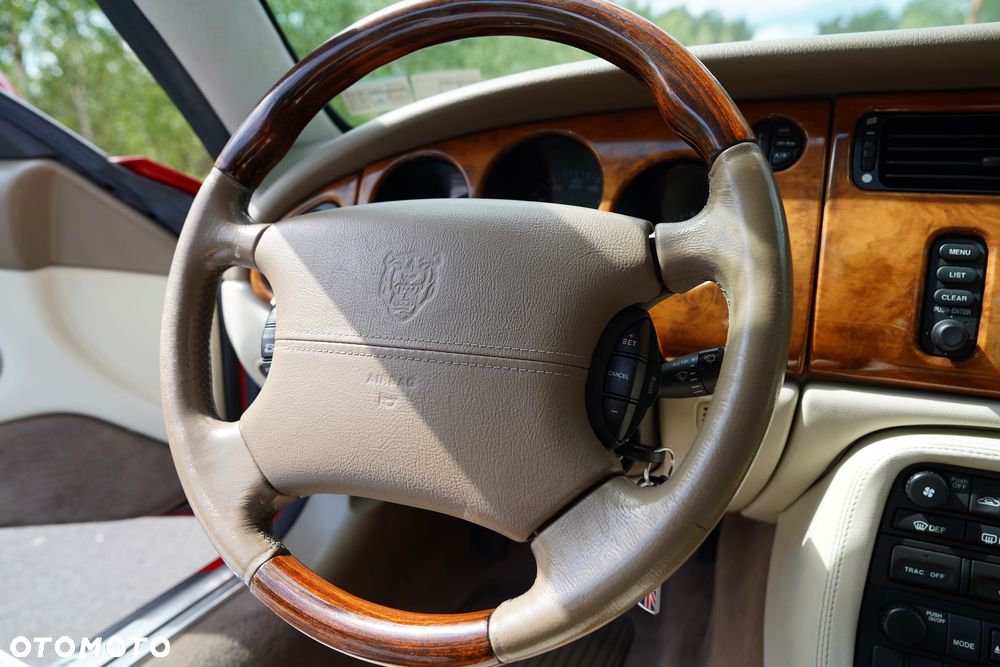 Jaguar XK8 - 22