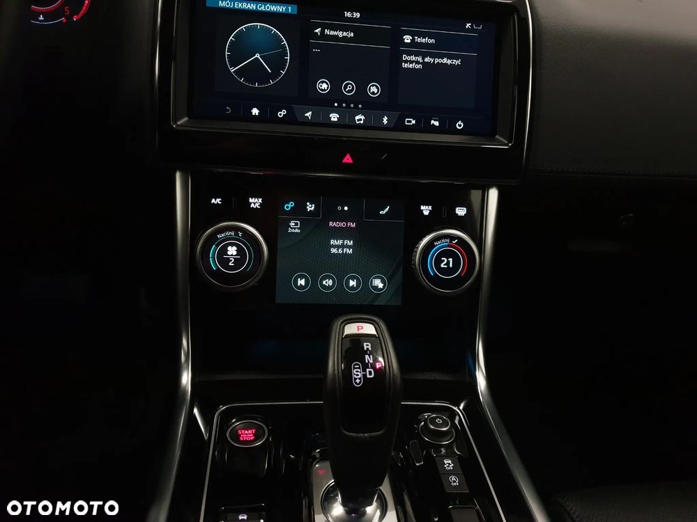 Jaguar XE 2.0 D180 SE - 23