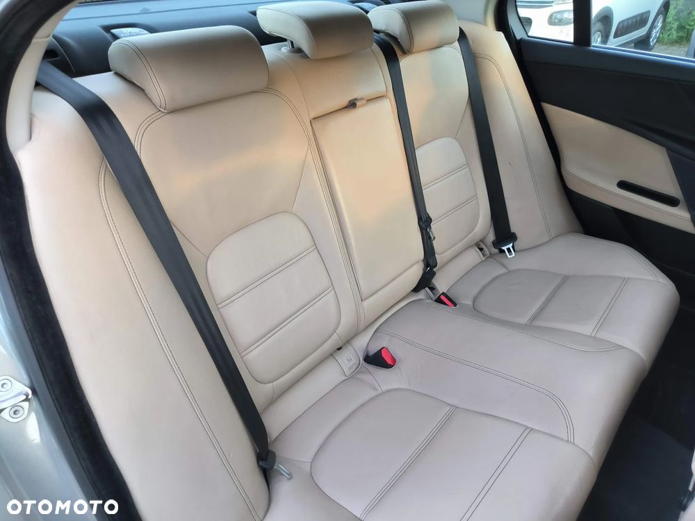 Jaguar XE 2.0 T Prestige - 19