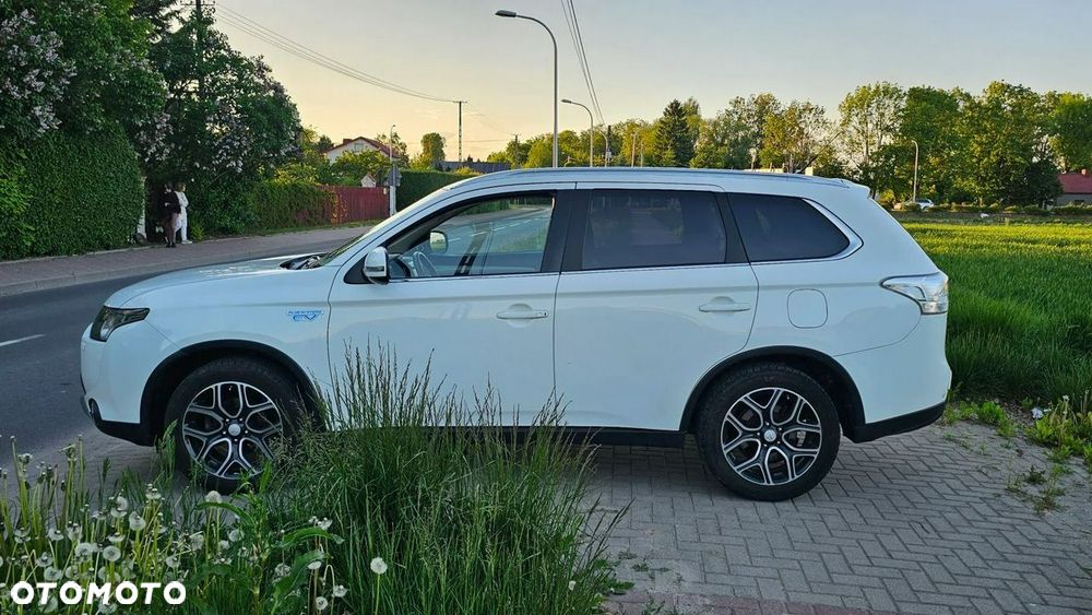 Mitsubishi Outlander Instyle NAVI + - 28
