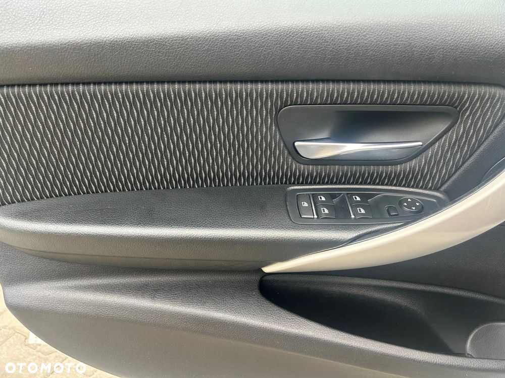 BMW Seria 3 318i Sport Line - 21