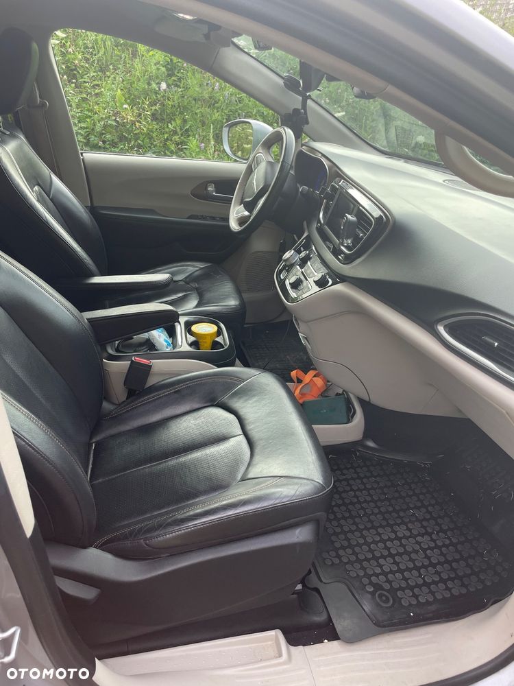 Chrysler Pacifica - 16