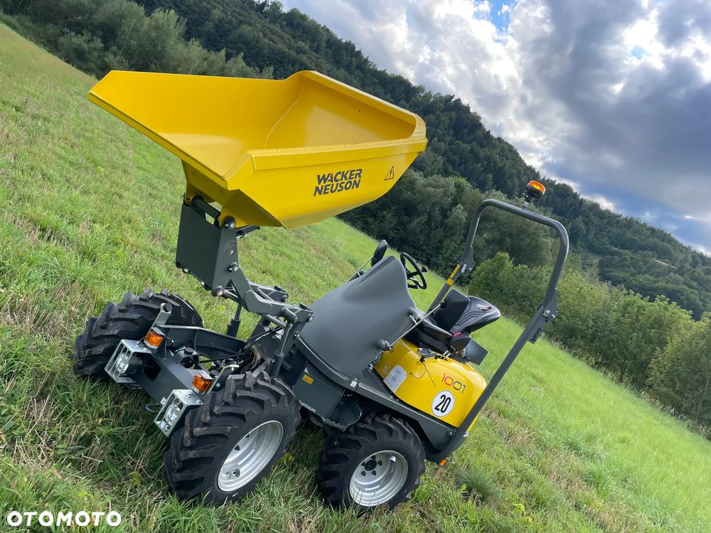 Wacker Neuson D01 1001 Nowe Wozidło Budowlane Rolnicze 4x4. Ładowność 1 tona. Wysokie podnoszenie+KIPER Wysoki! Maszyna sprowadzona z Norwegii. Jest to nowa maszyna przebieg 4.4 mtg.  Kupione w Norweskim salonie z Ekspozycji sklepowej! Stało tylko na pokaz! Silnik Yanmar 3cyl. Potężna moc a maszyna bardzo mała i zwinna. Szybka wolna jazda. Oświetlenie rozbudowane. Wielka Okazja! Jazda Rewers. Hydrostatic! Wielka Okazja - 12