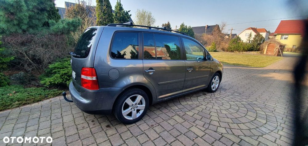 Volkswagen Touran 2.0 TDI Highline DSG - 4