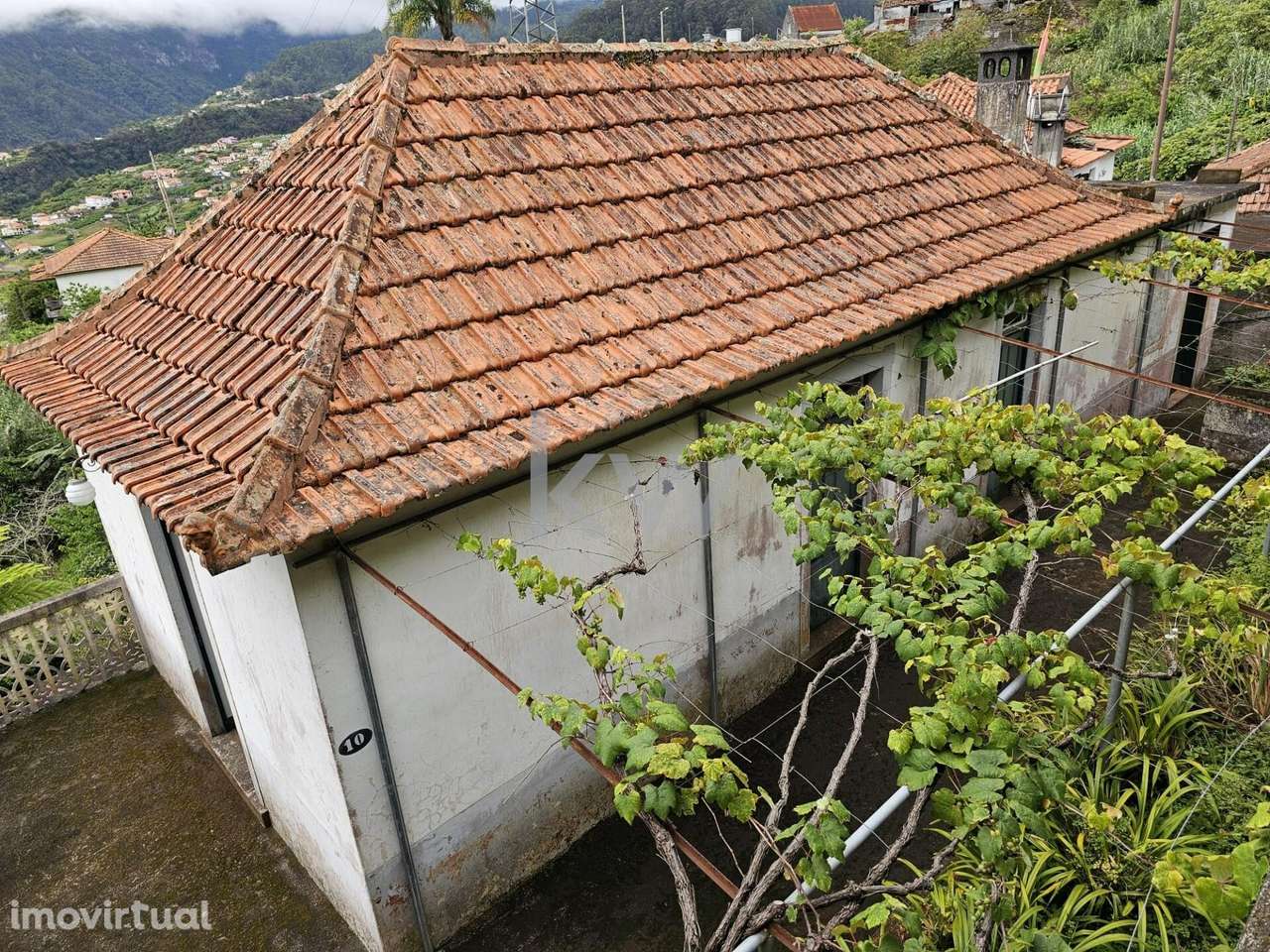 Moradia no Faial, inserida num terreno de 1400m2 - Grande imagem: 3/45