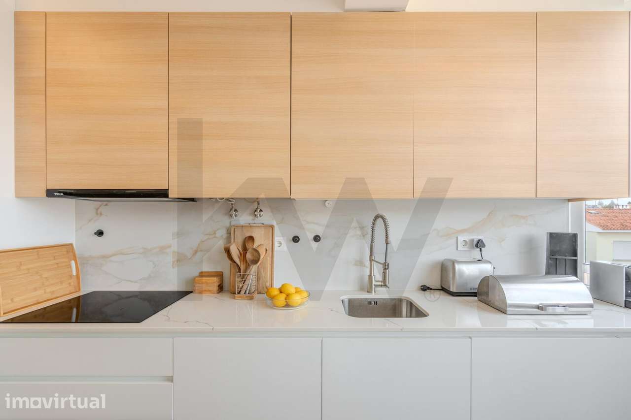Apartamento T2 totalmente remodelado com varanda em Alvide, Cascais - Grande imagem: 4/21