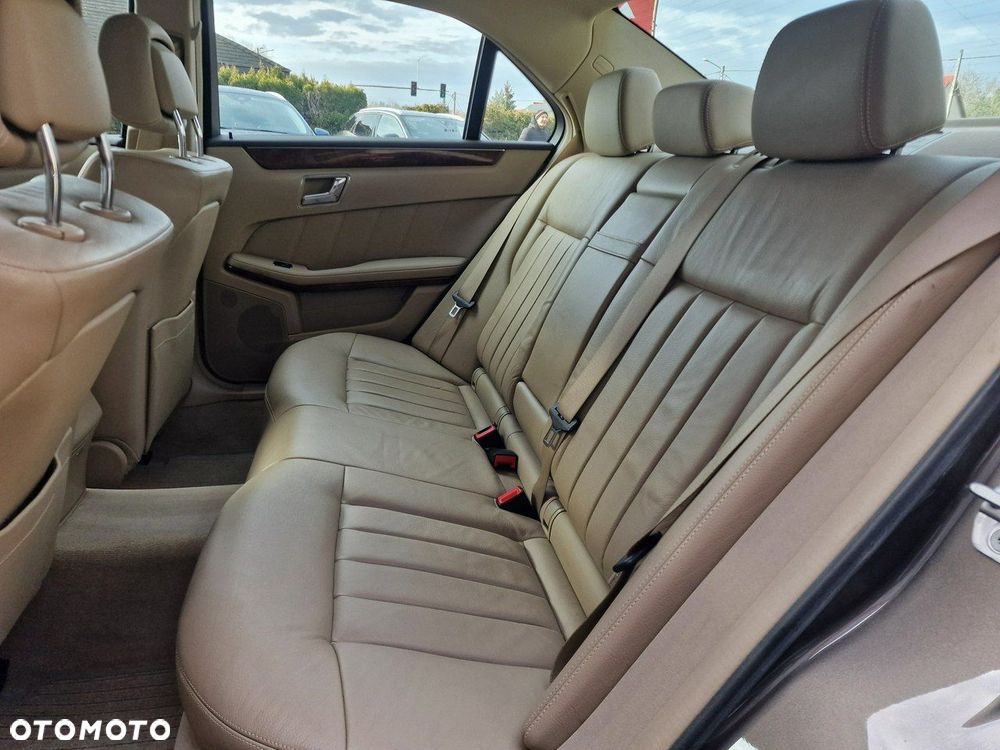 Mercedes-Benz Klasa E 250 BlueEFFICIENCY 7G-TRONIC Elegance - 19