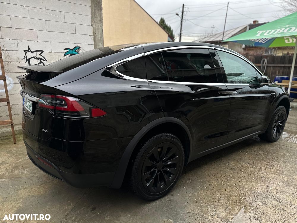 Tesla Model X - 10