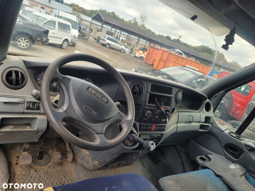IVECO DAILY IV 35S18 fotel fotele kanapa deska kokpit podsufitka boczek boczki klamka podłokietnik licznik prędkościomierz - 2