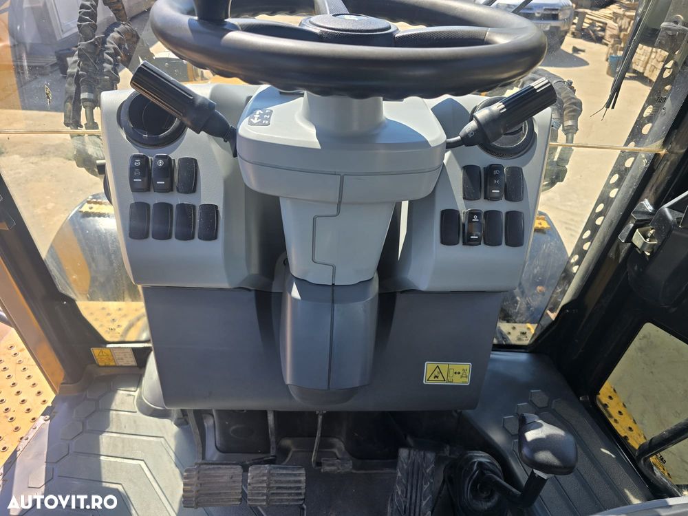 Caterpillar 428F2 - 7