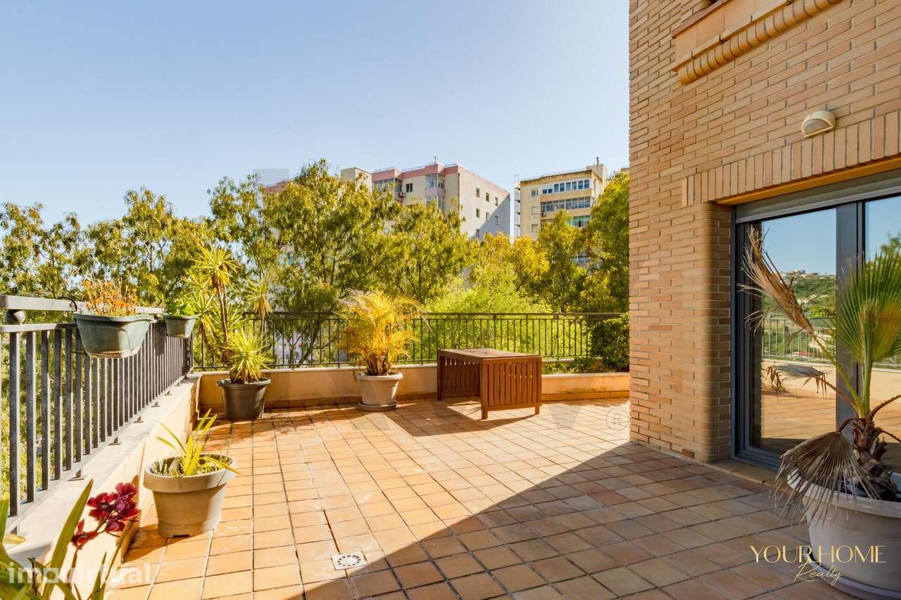 Loures | Exclusivo T3 com terraço panorâmico e box para 3 viaturas - Grande imagem: 2/37