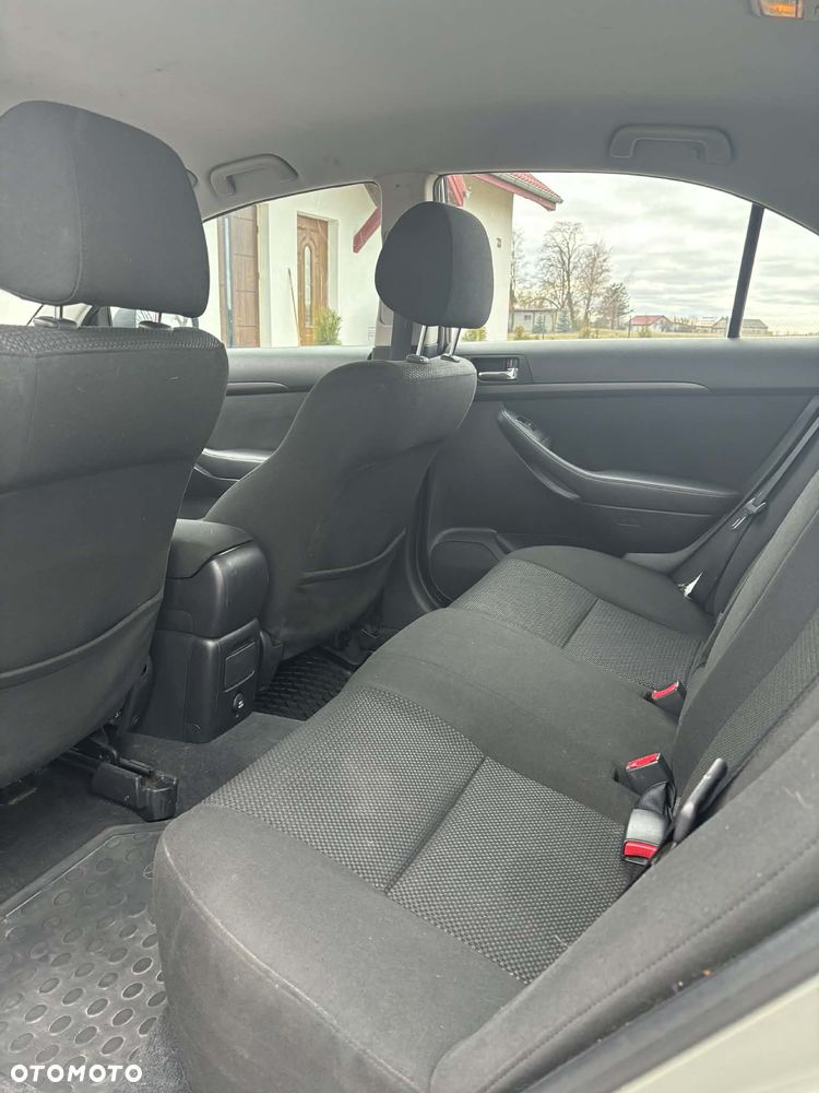 Toyota Avensis 2.0 VVT-i High - 11