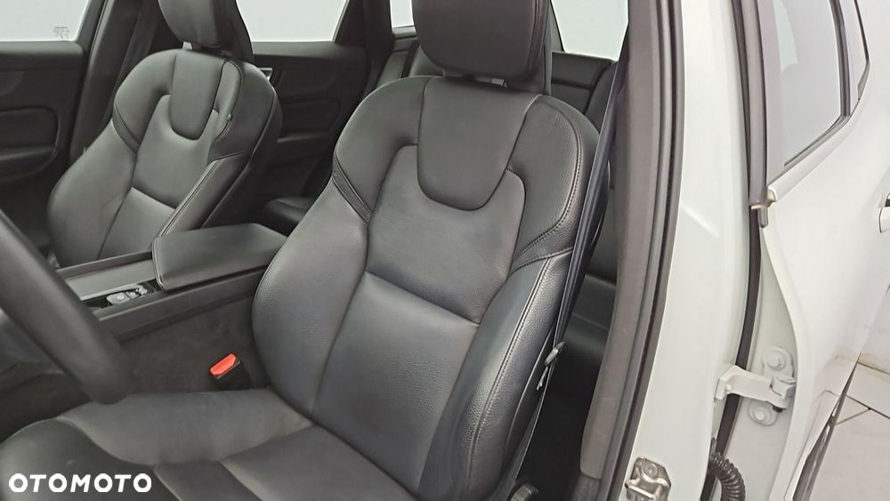 Volvo XC 60 B4 D Momentum Pro - 12