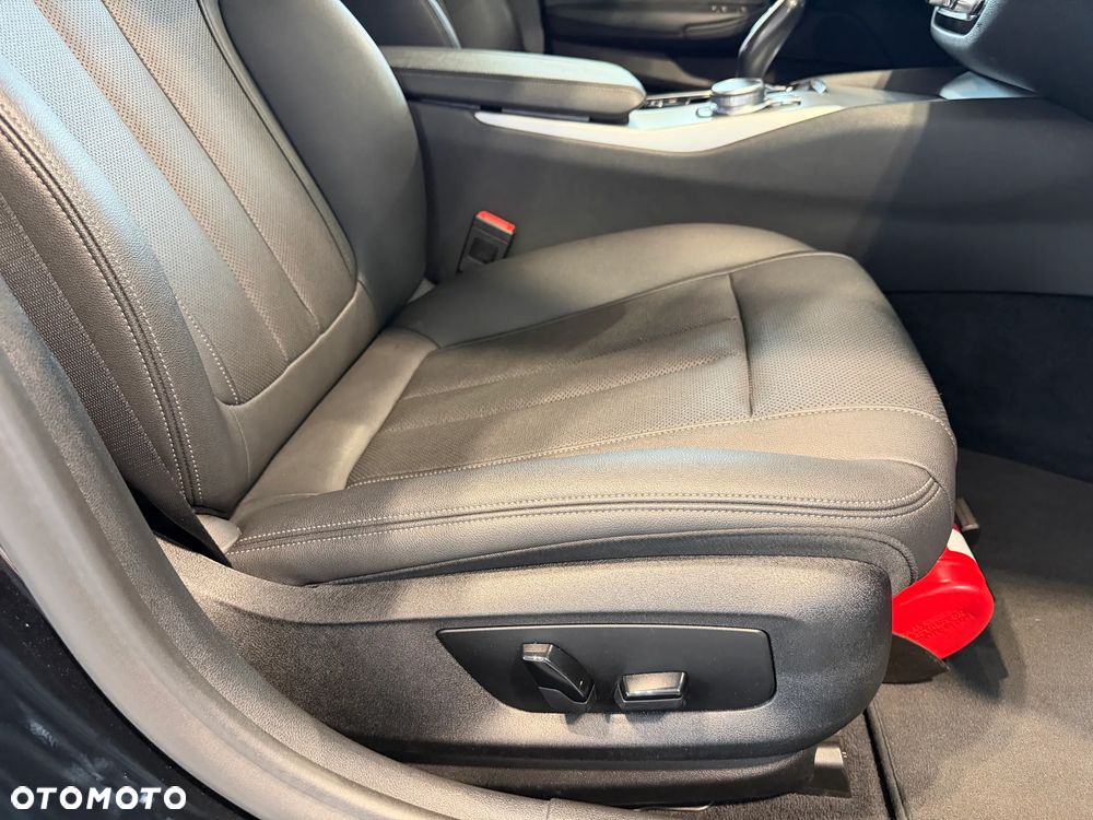 BMW Seria 5 520d xDrive Business Edition - 28