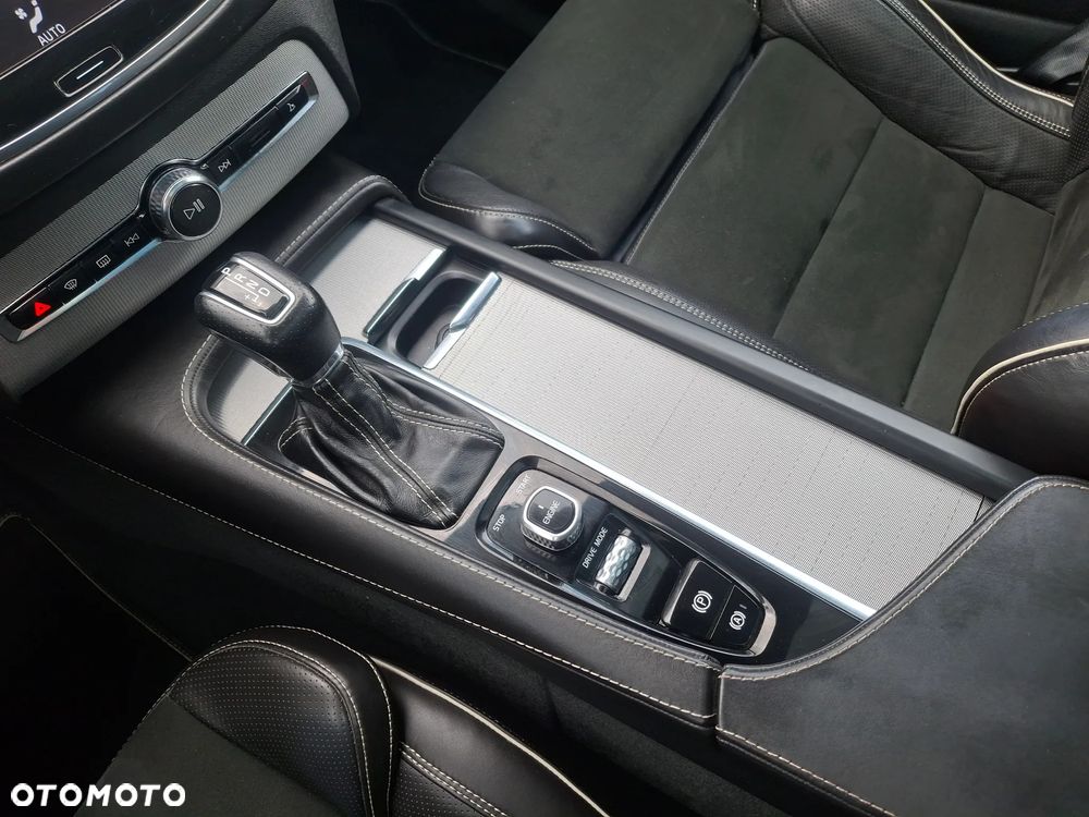 Volvo XC 90 D5 AWD Geartronic RDesign - 17