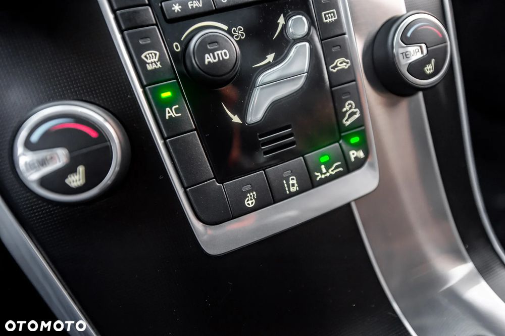 Volvo XC 60 D5 AWD R-Design Momentum - 29