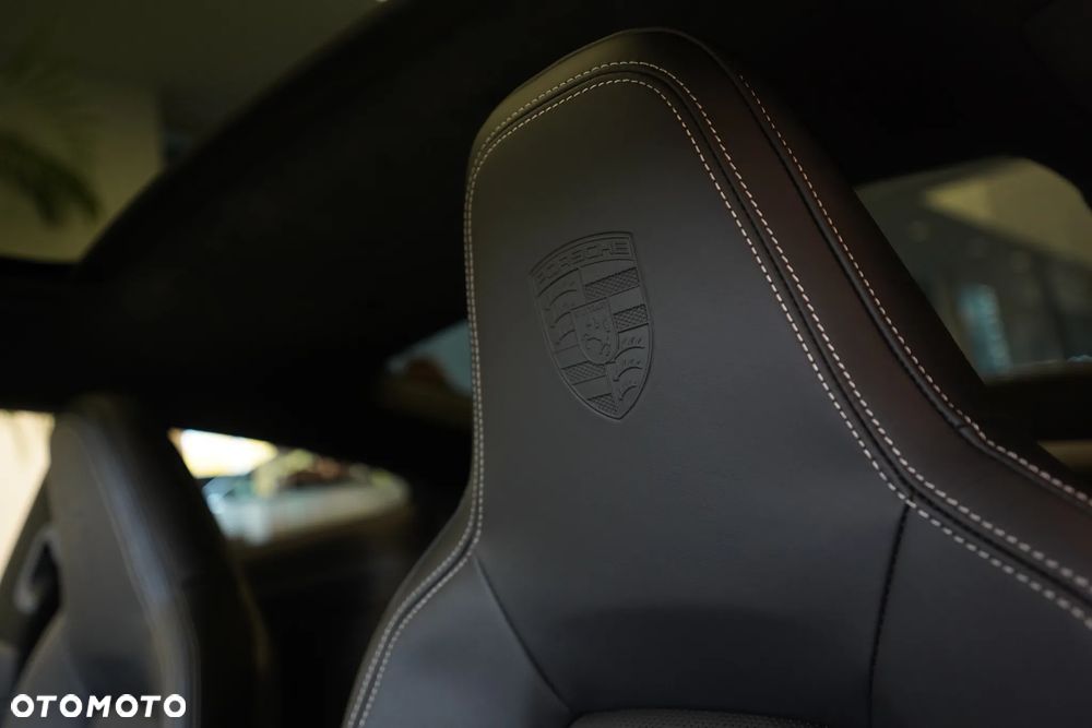 Porsche 911 Carrera 4 GTS - 25