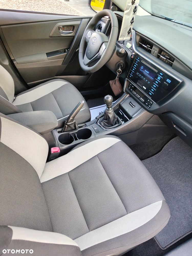 Toyota Auris 1.33 Dual-VVT-i - 11