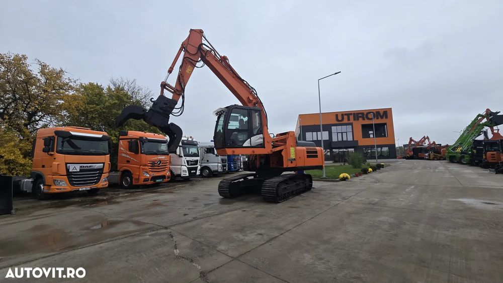 Hitachi GRAIFER deschidere 1,5m pe SENILE, cabina INALTIBILA, Masa operationala 20,3tone, LANT NOU, PAPUCI NOI, Gresare automata, Camera spate, 2017, 8.575h, cupla rapida, motor Isuzu 174CP, 3 pompe HITACHI, posibilitate leasing, STARE FOARTE BUNA-89.900 EUR - 36