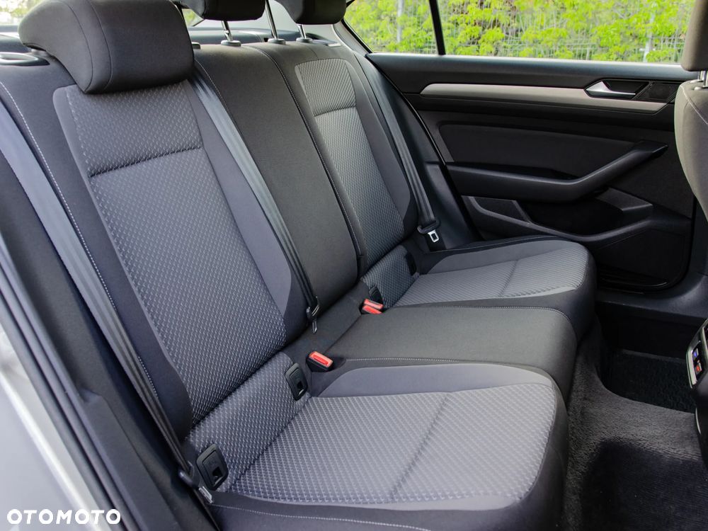 Volkswagen Passat 2.0 TDI SCR Comfortline - 18