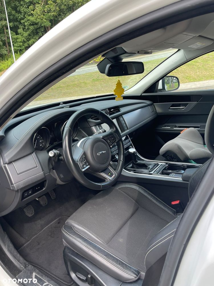 Jaguar XF 2.0 i4D R-Sport - 9