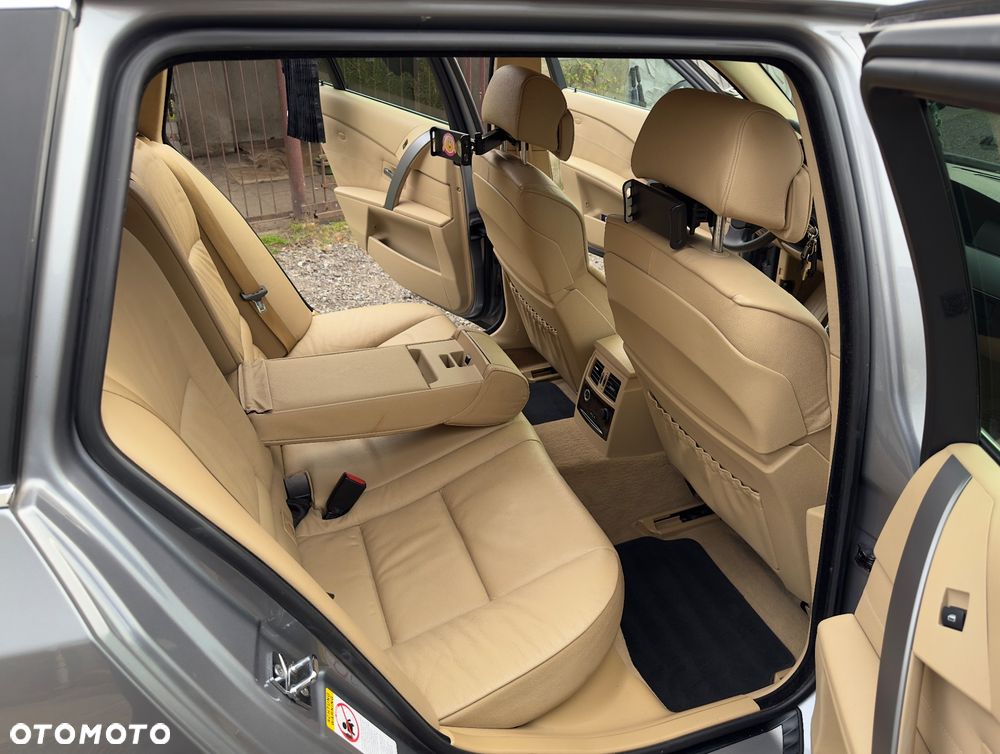 BMW Seria 5 530i Touring - 14