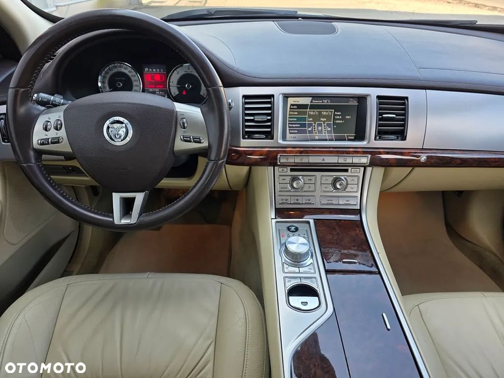 Jaguar XF 3.0 V6 D Premium Luxury - 27