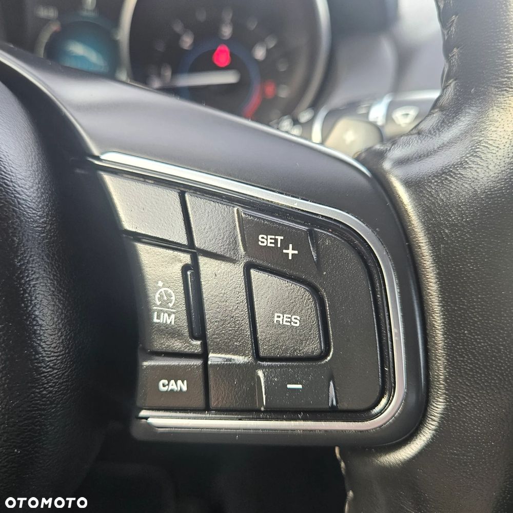 Jaguar XE - 32