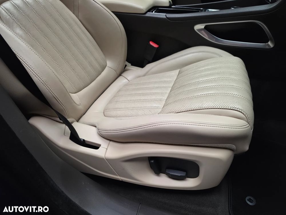 Jaguar F-Pace 20d AWD Portfolio - 17