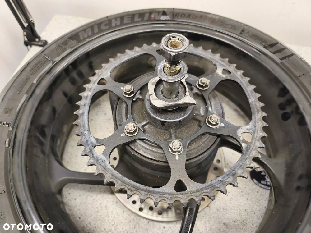 Felga tył, tylna, koło, tarcza hamulcowa, zębatka, ośka tył Triumph Trident 660 2022 - 4