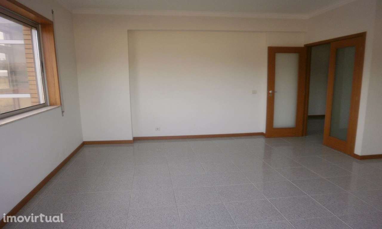 Apartamento T1 c/varanda e garagem junto centro comercial GaiaShopping - Grande imagem: 4/8