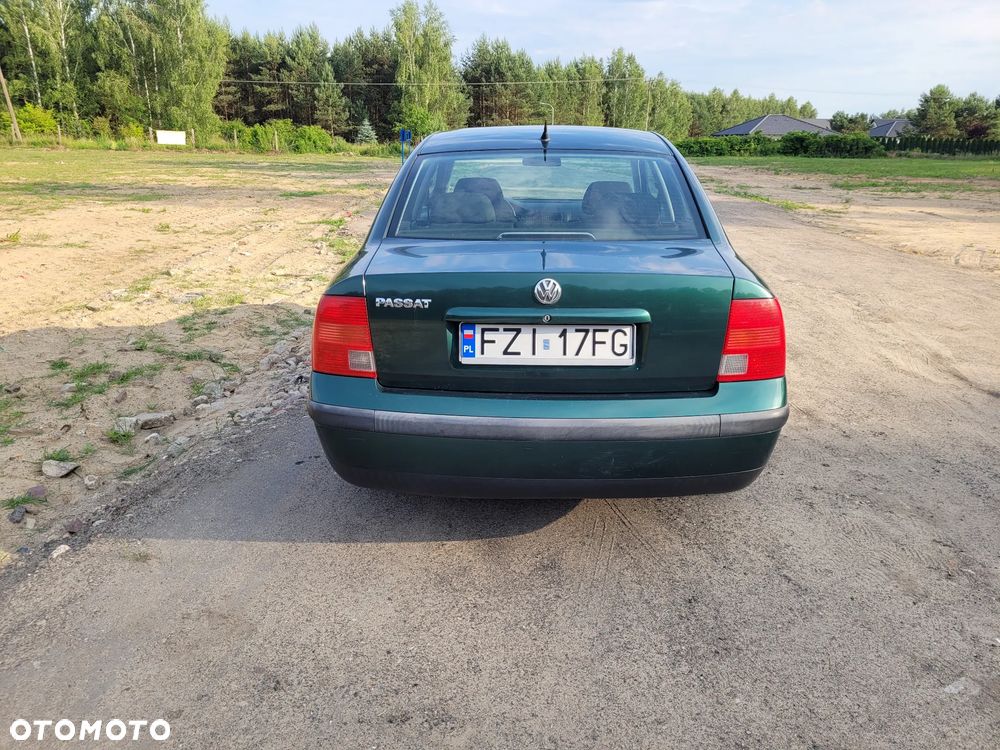 Volkswagen Passat 1.6 Comfortline - 4