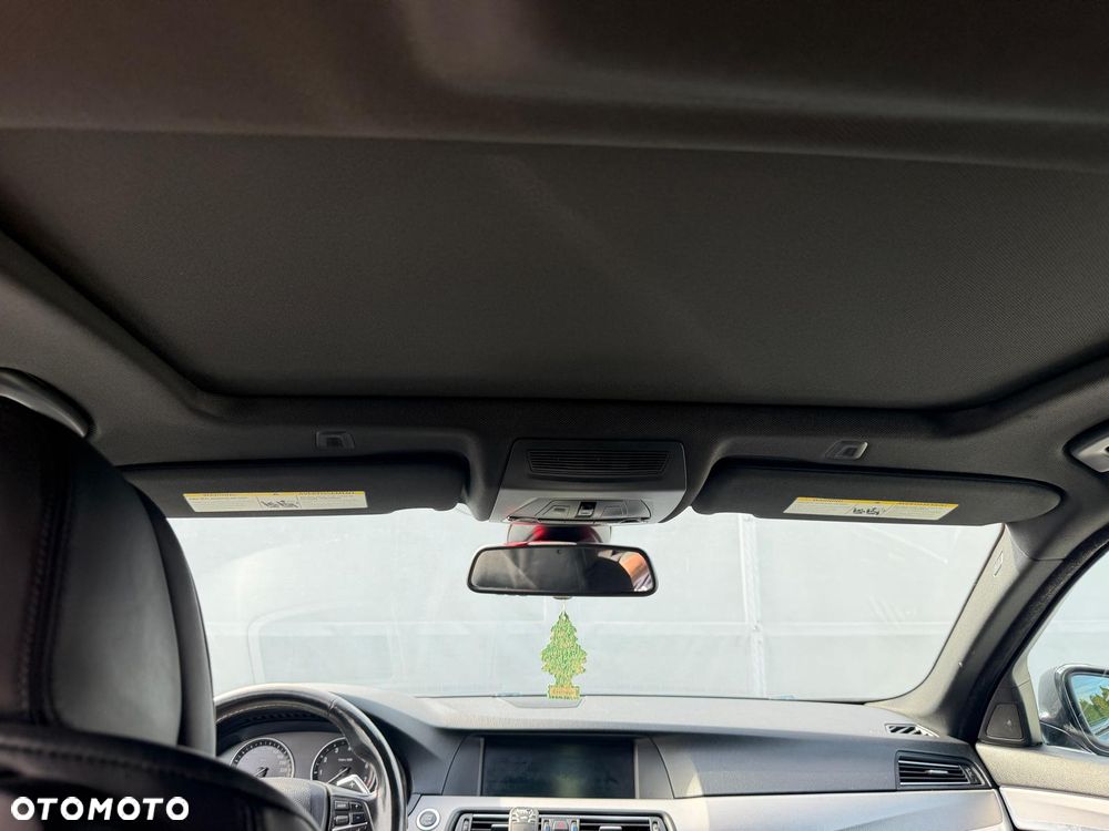 BMW Seria 5 550i xDrive - 23