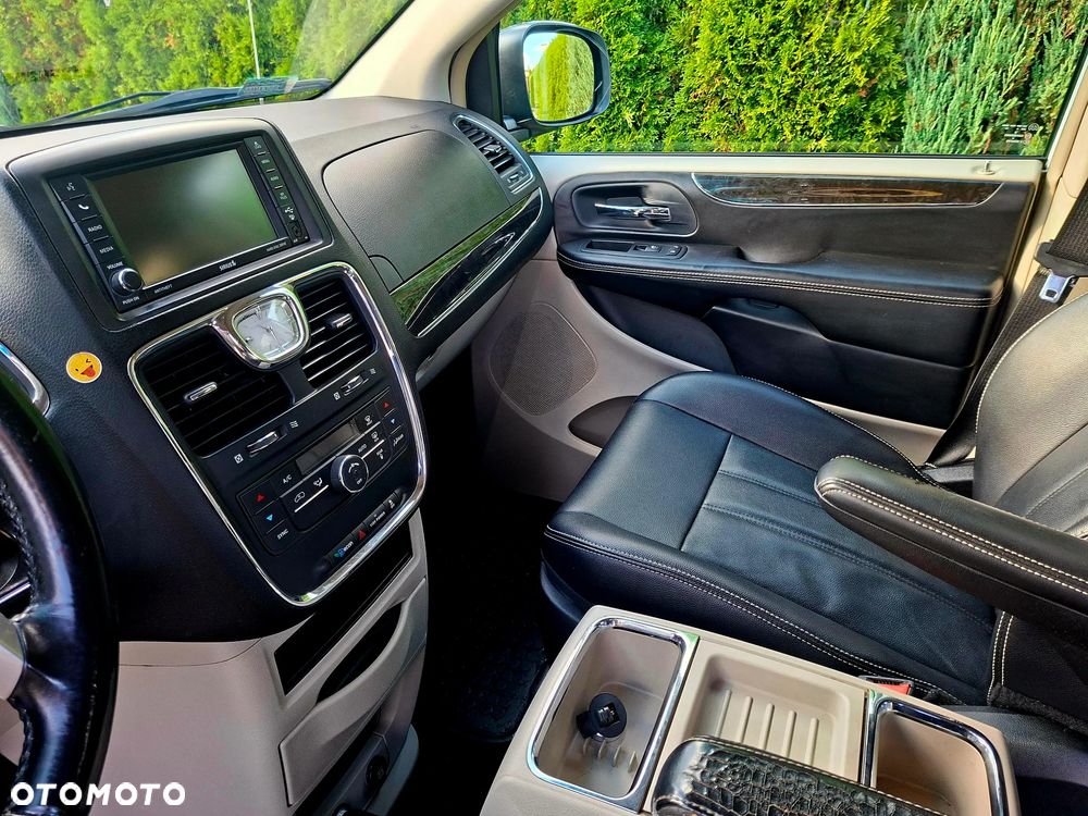 Chrysler Town & Country - 7