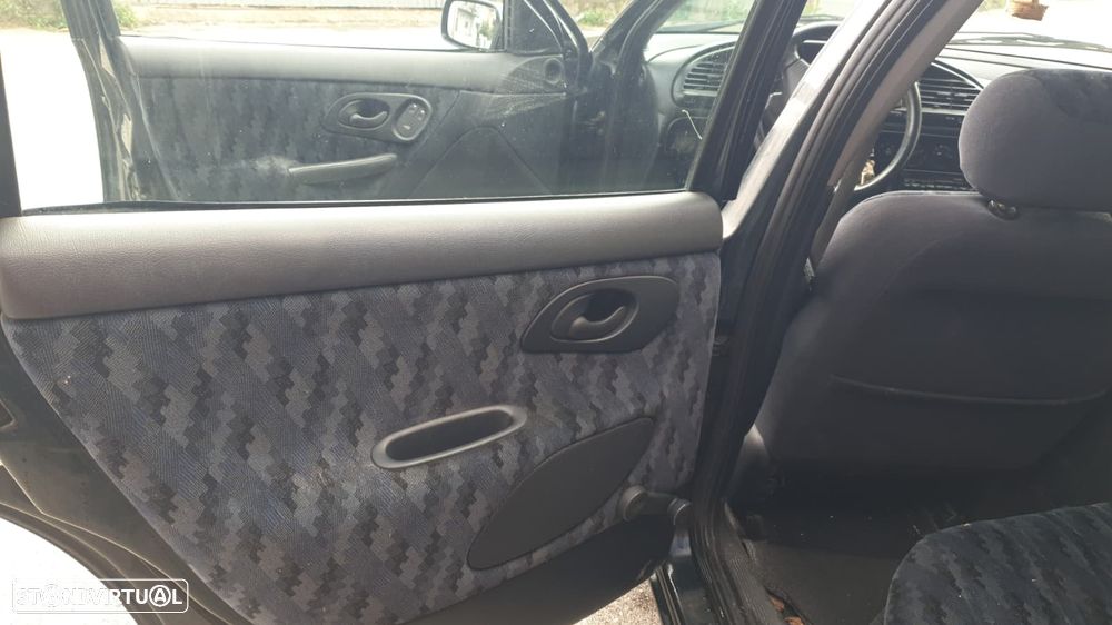 Ford Mondeo 1.6i 16V Ghia - 8