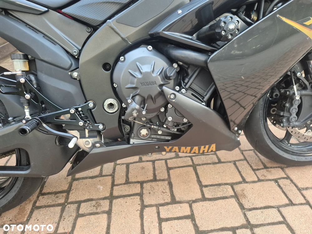 Yamaha R1 - 6