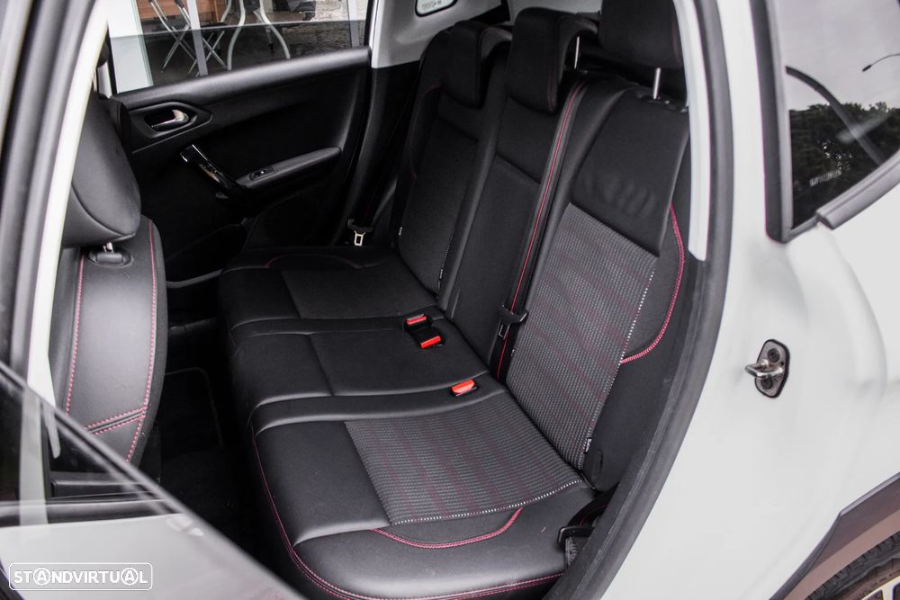 Peugeot 2008 1.2 PureTech GT Line - 26