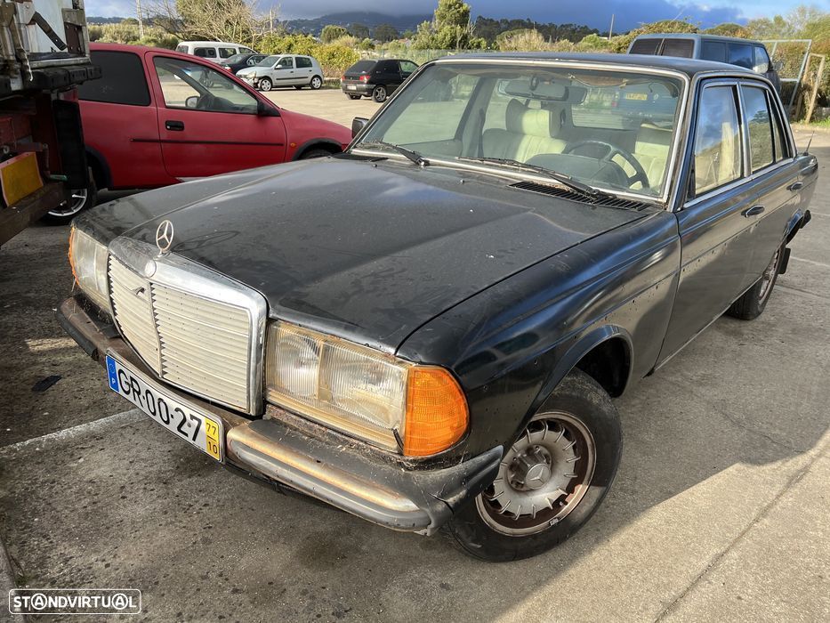 Mercedes E300 de 1977 para Peças - 1