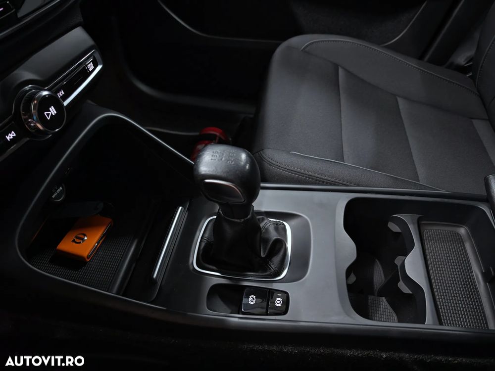Volvo XC 40 T3 Momentum Pro - 24