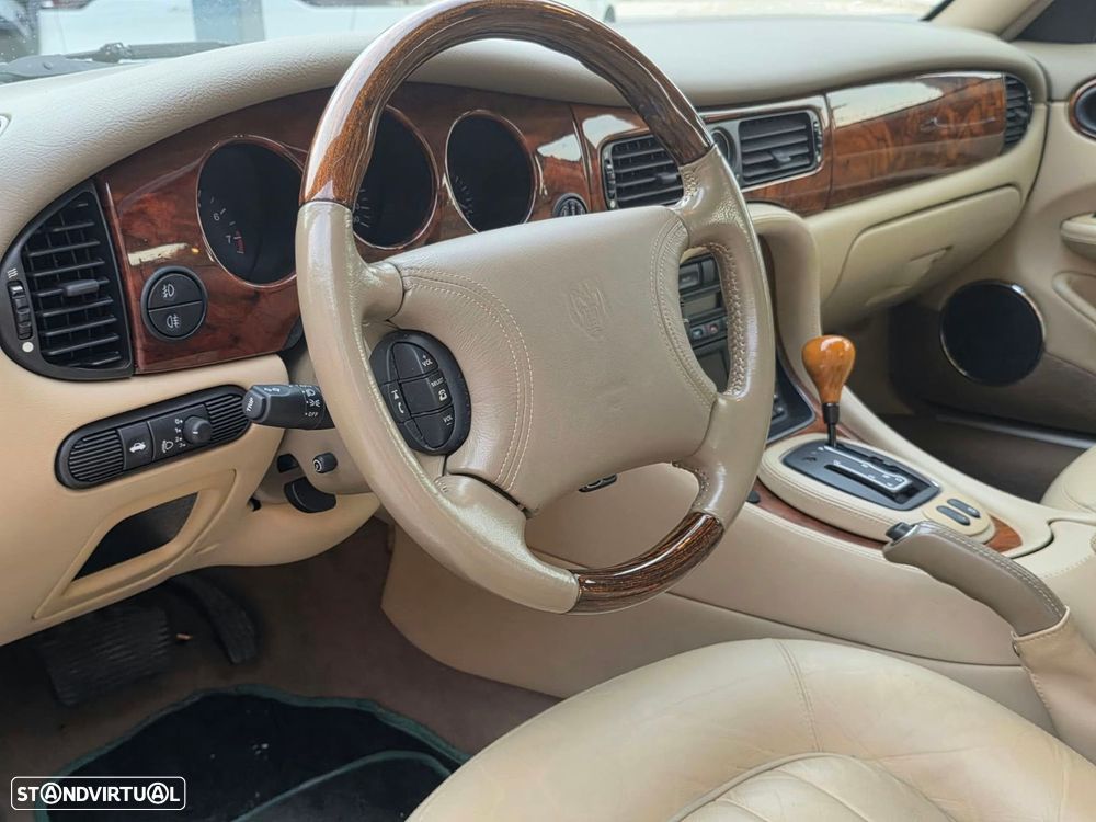 Jaguar XJ - 8