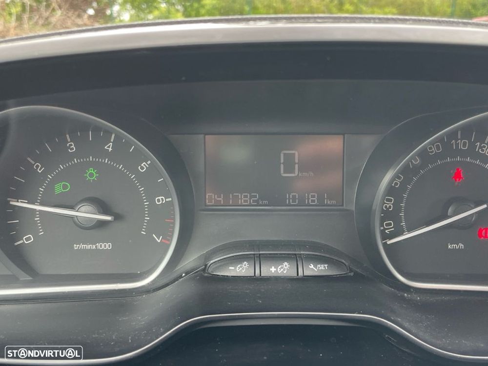Peugeot 208 1.2 PureTech Signature - 3