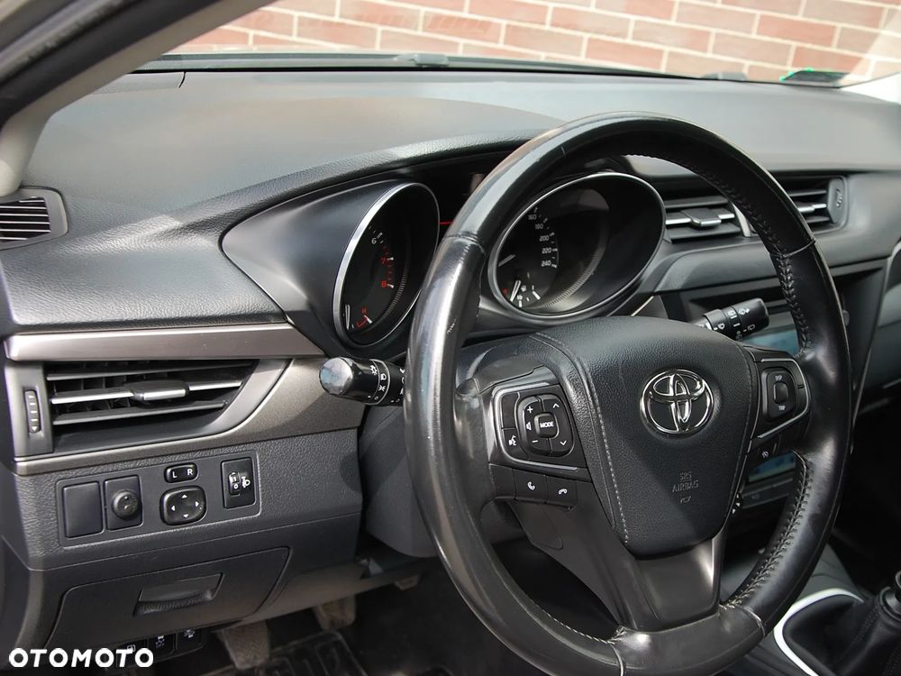 Toyota Avensis 1.8 Active - 8