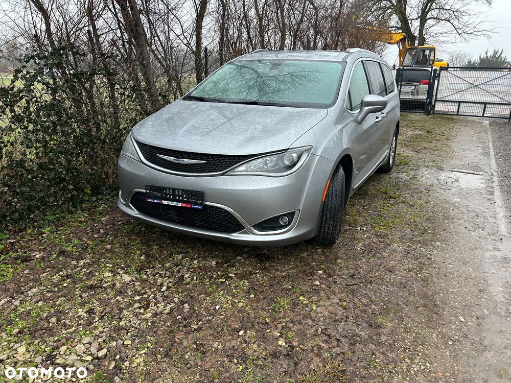 Chrysler Pacifica - 2