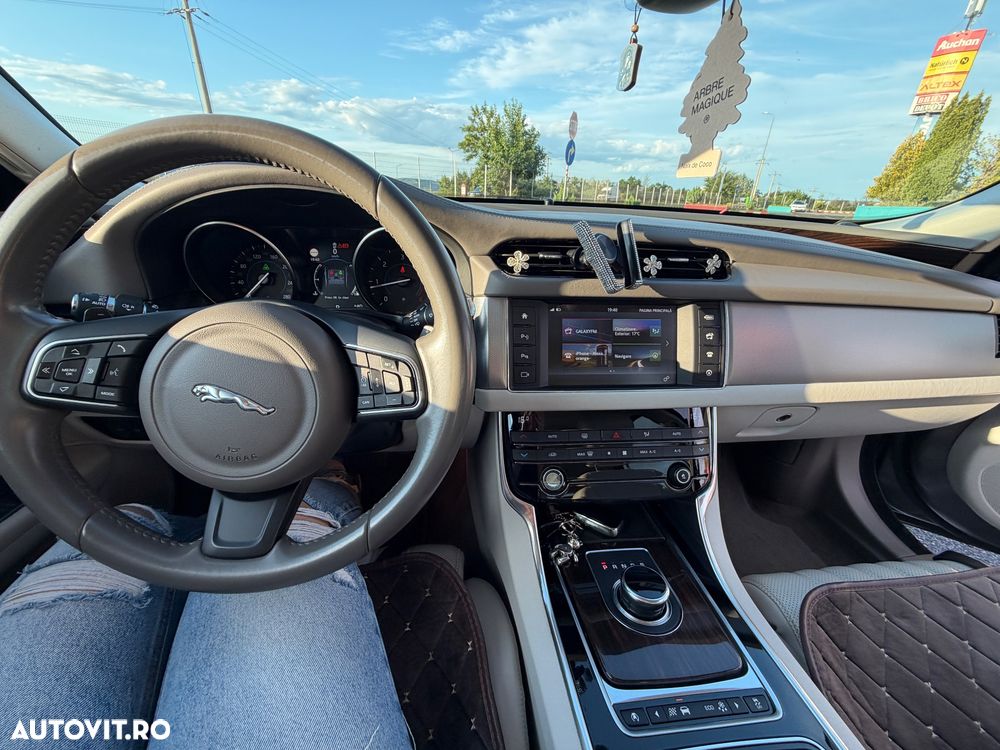 Jaguar XF 20d AWD Portfolio - 6